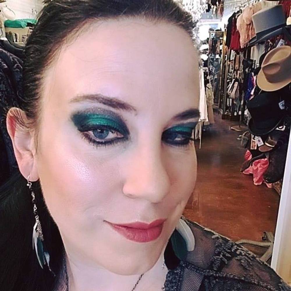 Meet your Posher, Leora